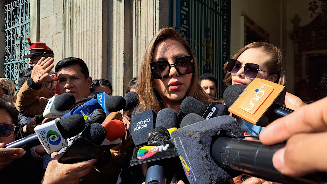 Imagen de un evento con asistentes sonrientes.