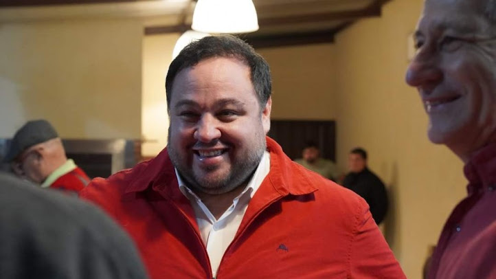 Hugo Farías se posiciona como rival de Echeverría en la contienda municipal de Luque en Paraguay Imagen abstracta con colores vibrantes y formas.