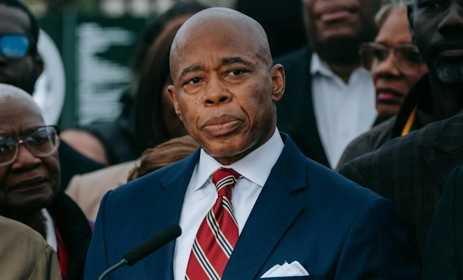 Alcalde Eric Adams retoma su agenda en Nueva York a pesar de las acusaciones de corrupción Captura de pantalla del sitio web Sufragio.