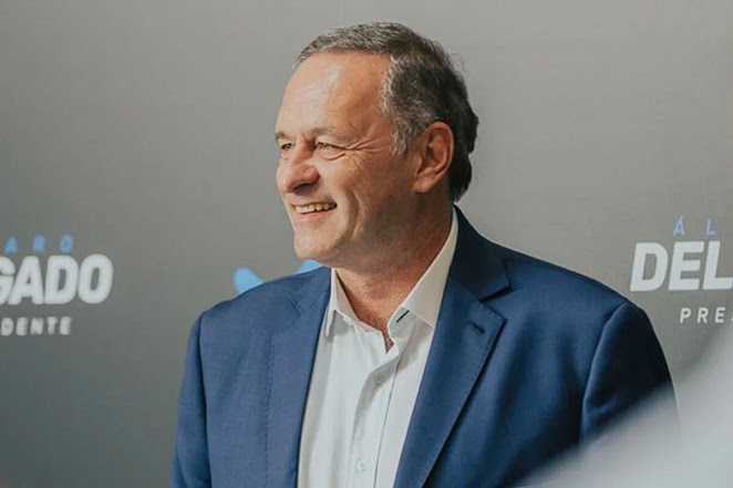 Álvaro Delgado acusa al Frente Amplio de fomentar la inestabilidad política en Uruguay con sus divisiones internas Imagen abstracta con colores vibrantes y formas.