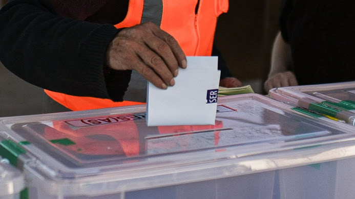 Chile: Independientes dominan candidaturas a alcaldías en Los Lagos con un 63.5% Alcaldes municipales en reunión.