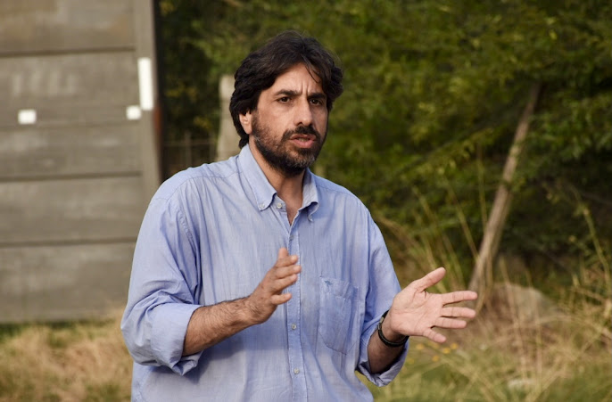 Intendente interino Marcelo Metediera entrega contenedores.