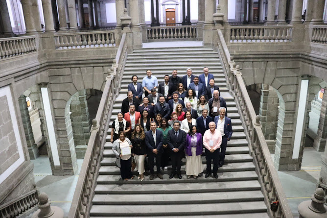 Reunión Anual ALACOP 2024: Clausura con un llamado a la innovación en la comunicación política latinoamericana Persona sonriendo en un entorno natural.