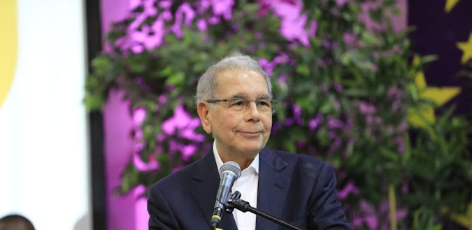 Danilo Medina se lanza para un segundo mandato como presidente del PLD Imagen abstracta con tonos oscuros y luces.