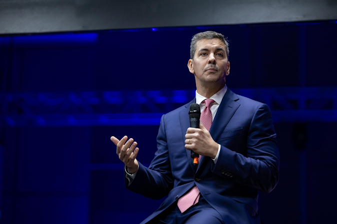 Santiago Peña recibe el galardón “Líder del Año” en medio de controversias por la ley anti ONG. Gráfico sobre tendencias de sufragio en México.