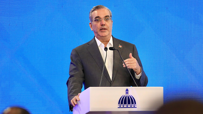 Abinader asegura que ajustará el presupuesto tras la retirada de la reforma fiscal Imagen abstracta con colores vibrantes y formas.