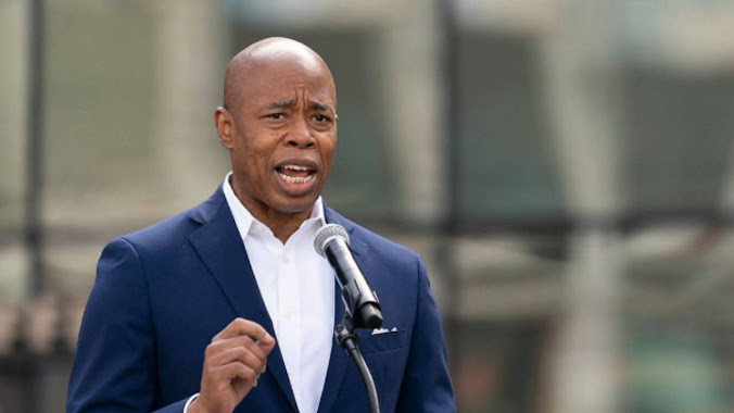 Eric Adams, alcalde de Nueva York defiende las renuncias de altos cargos en medio de investigaciones federales Eric Adams en un evento público.