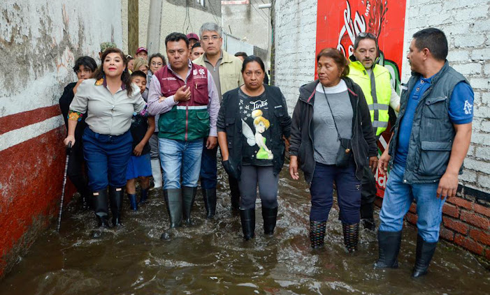 Clara Brugada reporta 90% de avance en limpieza de viviendas tras inundaciones en Xochimilco Clara Brugada en viviendas inundadas de Xochimilco.