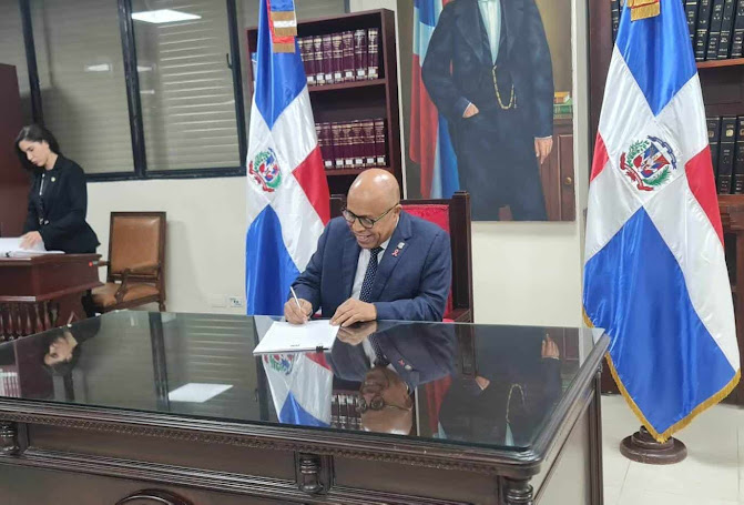 Presidente y Vicepresidente de la Asamblea Nacional firman la nueva constitución de RD con reformas clave Firma de la nueva carta magna en reforma constitucional.