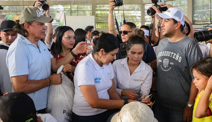 Salomón Said Arias y Gobernación impulsan bienestar en Girardot Entrega de kits de vestuario a familias vulnerables.