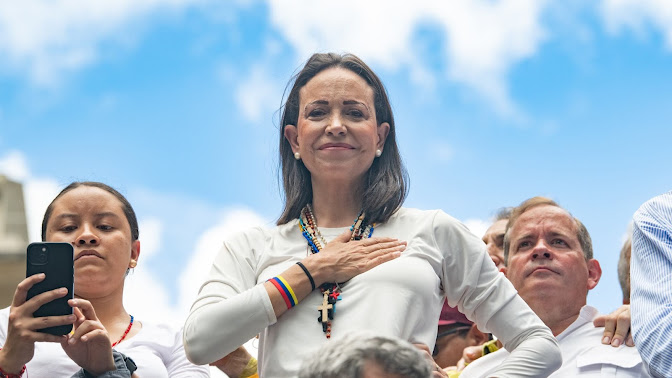 María Corina Machado recibe la medalla de la democracia 2024 de la IAPC Imagen abstracta con colores vibrantes y formas.
