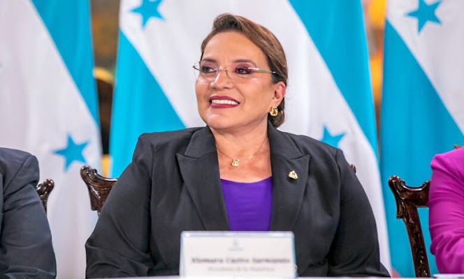 Xiomara Castro: Presidenta que lidera un cambio histórico en Honduras Xiomara Castro en evento político.