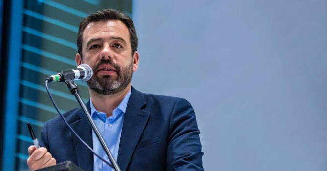 Carlos Fernando Galán rechaza acusaciones de Gustavo Bolívar sobre financiamiento de Transmilenio Alcalde de Bogotá en evento oficial.