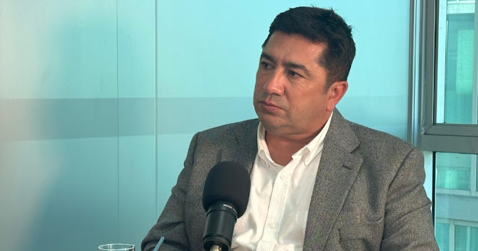 Eduardo Saavedra, alcalde electo de Talcahuano: ‘Realizaremos una auditoría externa de las finanzas municipales’ Diseño gráfico moderno y colorido.