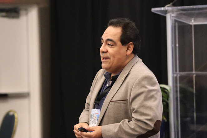 Marco Torres Paz y el desafío de conectar con el votante millennial en la política actual en Cumbre Miami Paisaje natural al atardecer con colores vibrantes.