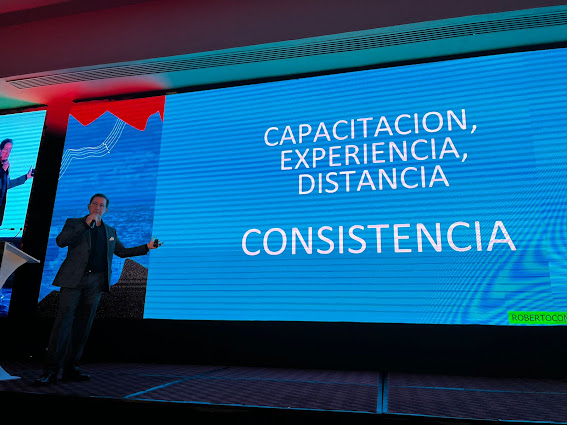 Roberto Rodríguez conecta comunicación y liderazgo con su fórmula “Cabeza, Arco, Gol” en la Cumbre de Miami Roberto en un paisaje ecuatoriano.