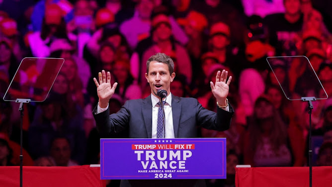 Tony Hinchcliffe el comediante que puede destrozar la campaña de Donald Trump Tony Hinchcliffe en mitin de Donald Trump en Nueva York.