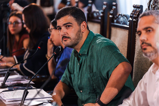 Ecuador: Quinta suspensión de la audiencia en el caso Triple A, que involucra al alcalde Aquiles Álvarez Retrato de Aquiles Álvarez en fondo neutro.