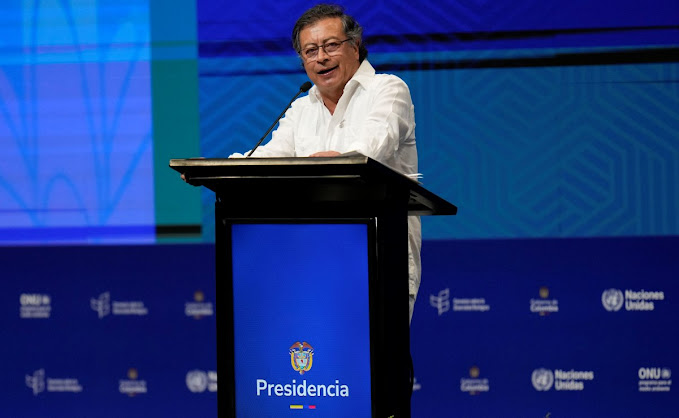 Petro descarta romper relaciones con Venezuela, pero no asistirá a la posesión de Maduro Imagen abstracta con colores vibrantes y formas.