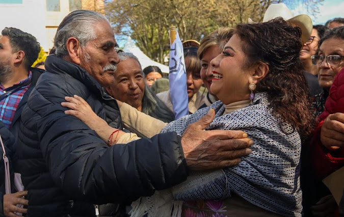 Clara Brugada promete transformar la movilidad y servicios en los pueblos originarios de Tlalpan Clara Brugada Molina entrega juguetes a niños.