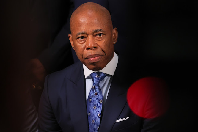 Eric Adams desafía pedidos de renuncia y se aferra a la alcaldía de Nueva York Celebración del sufragio 2025 en evento festivo.