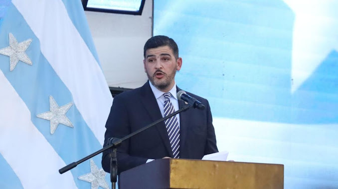 TCE Ecuador sanciona a Aquiles Álvarez con multa y disculpas públicas por violencia política de género Celebración abstracta del sufragio y la democracia.