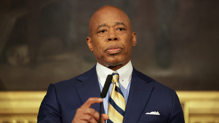 Eric Adams anuncia el fin del refugio migrante en el Hotel Roosevelt Logo de Sufragio para información electoral en México.