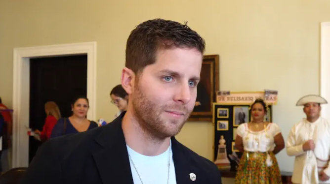 Mayer Mizrachi defiende a Alejandro Miranda tras denuncia del vicealcalde Captura de pantalla del sitio web Sufragio.