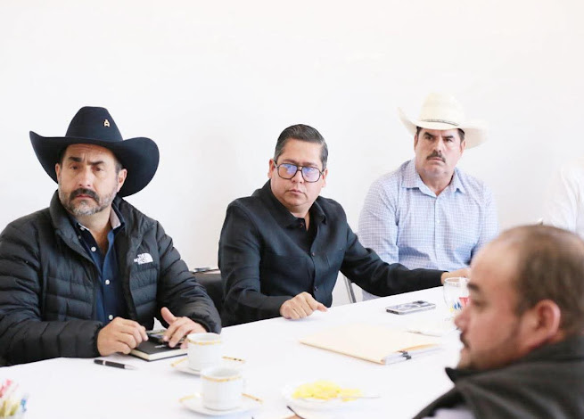 Edgar González y Eduardo Ron Ramos dialogan con productores lecheros para buscar soluciones Imagen de WhatsApp del 12 de febrero de 2025.