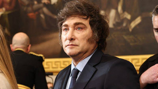 Milei disuelve la Secretaría de Vivienda y paraliza proyectos habitacionales en Argentina Milei en evento de campaña política.