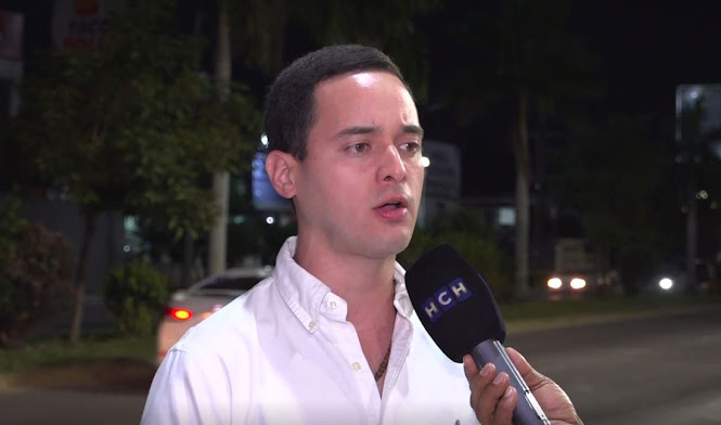 Honduras: Precandidato a alcalde de SPS denuncia exclusión abrupta de su movimiento Fondo abstracto colorido y vibrante.