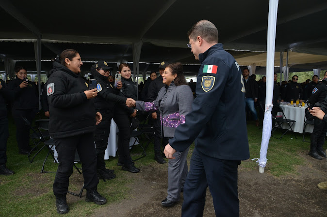 Clara Brugada reconoce el papel de las mujeres policías en la SSC Fondo abstracto colorido y vibrante.