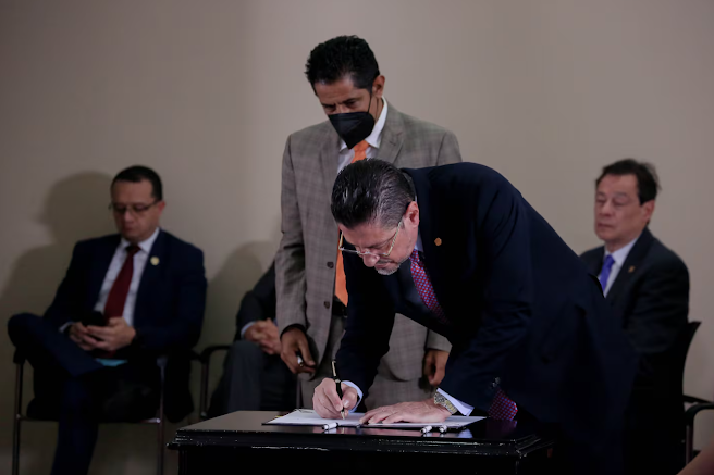 Rodrigo Chaves y sus vetos: Cuatro proyectos resellados por el Congreso Captura de pantalla del sitio web Sufragio.