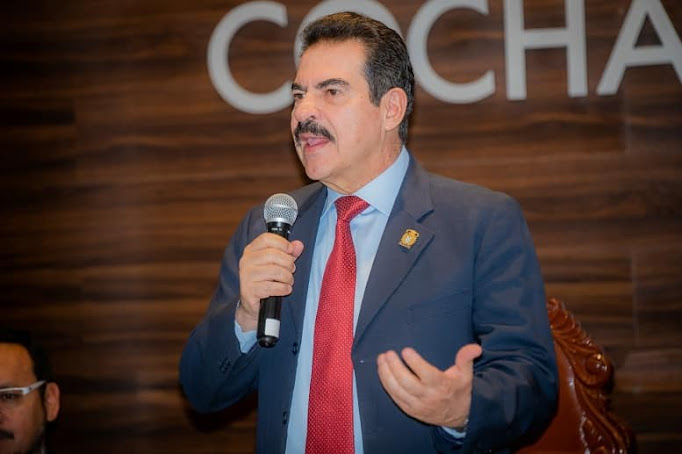 Manfred Reyes Villa sufre intento de hackeo en sus redes sociales Manfred de Infodiez en evento informativo.