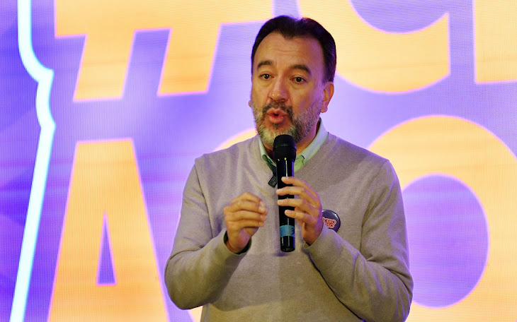 Ecuador: Pabel Muñoz enfrenta nueva denuncia ante el TCE por violencia política de género Imagen abstracta con colores vibrantes y formas.