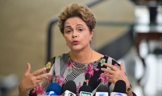 Brasil reconoce a Dilma Rousseff como víctima de la dictadura y le ofrece disculpas oficiales Joven científico en laboratorio realizando experimentos.