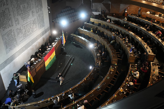 Legisladores exigen priorizar seguridad electoral y suspender campañas para garantizar comicios en Bolivia Imagen abstracta con colores vibrantes y formas.