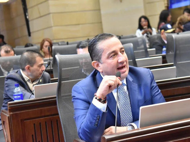 Críticas al Gobierno Petro por gastos elevados en ‘paz total’ y reducción de recursos para seguridad Imagen abstracta con colores vibrantes y formas.