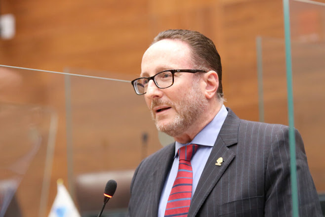 Luis Diego Vargas renuncia al PLP y deja a Feinzaig con solo un diputado aliado Eli Feinzaig en un evento formal.