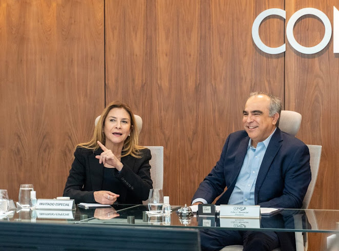 República Dominicana: Carolina Mejía presenta al Conep el Plan Integrado de Santo Domingo como hoja de ruta para el desarrollo urbano Imagen abstracta con colores vibrantes y formas.