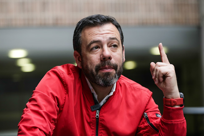 Galán denuncia que recortes del Gobierno Petro afectan gravemente a la infancia vulnerable en Bogotá Imagen abstracta con colores vibrantes y formas.