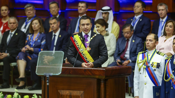 Daniel Noboa asume nuevo mandato presidencial en Ecuador hasta 2029 Mujer votando en una urna electoral.