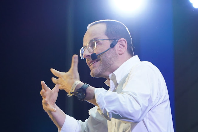 Yago de Marta impulsa el poder de la oratoria en la Cumbre Mundial de Comunicación Política Persona sonriendo en un entorno natural.