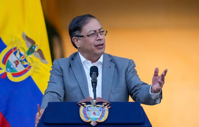 Gustavo Petro condena el atentado y defiende protección del menor implicado Petro en evento político en Colombia.