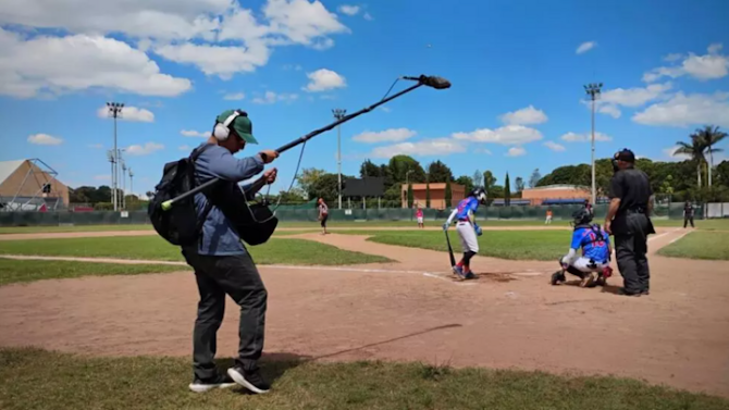 Premio RFI 2025 es para un mexicano que retrató el béisbol como refugio migrante Isaac Vargas, estudiante mexicano, ganador del Premio Reportaje.