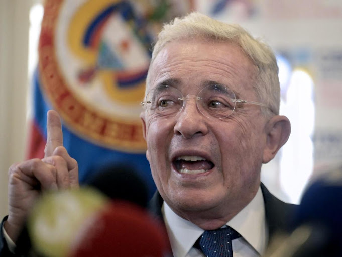 Álvaro Uribe califica el atentado como un ataque a la esperanza del país Retrato de Uribe en fondo neutro.