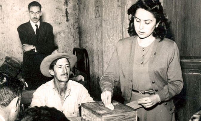 A 70 años del voto femenino en México, persisten los retos para la participación política plena de las mujeres Mujer ejerciendo su derecho al voto.
