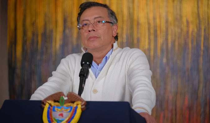 Gustavo Petro sanciona ley que regula y controla las encuestas políticas en Colombia Fondo abstracto colorido y vibrante.