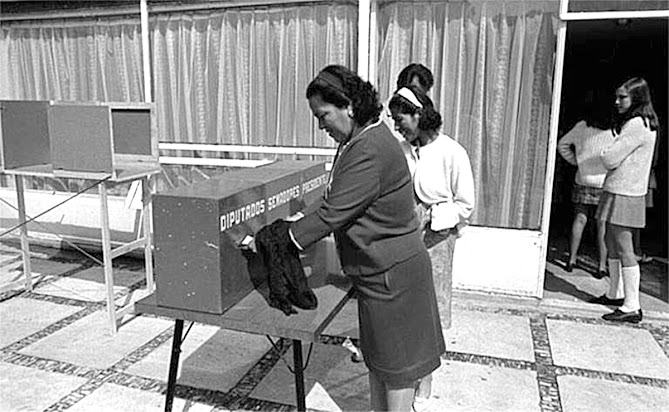 México conmemora 70 años del voto femenino y avanza en representación política Imagen abstracta con colores vibrantes y formas.