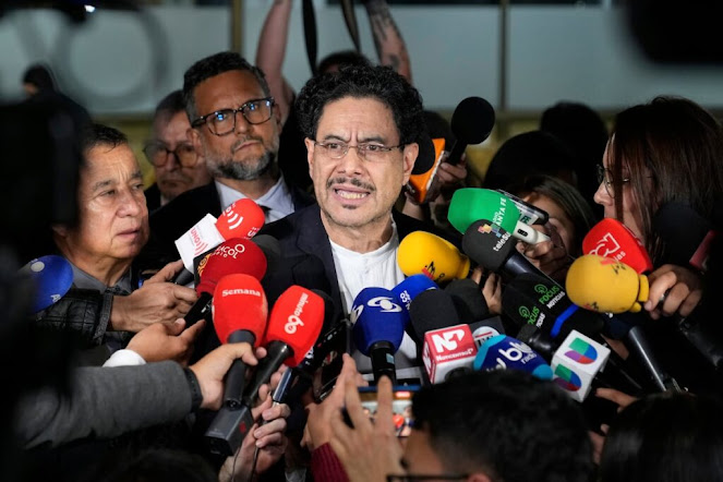 Víctimas del caso Uribe denuncian ante ONU y CIDH presiones de EE.UU. sobre justicia colombiana Paisaje natural con montañas y cielo azul.